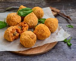 Arancini – sicilská kulinářská specialita v podobě plněných smažených rýžových koulí. Ochutnáte?