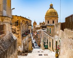 Atmosférické uličky Nota s barokními dómy a budovami na Sicílii