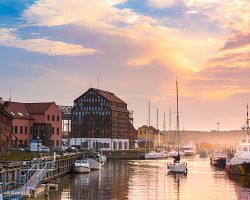 Pohled na tradiční domy přístavního města Klaipéda