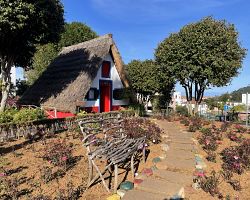 Typické domečky s doškovými střechami v Santaně