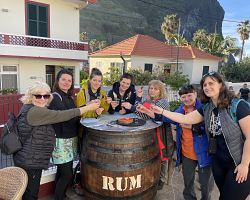 Ochutnávka tradičního třtinového rumu v Porto da Cruz