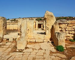 Mohutný megalitický chrám v Mnajdře na Maltě