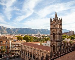 Katedrála v Palermu s výhledem na okolní hory