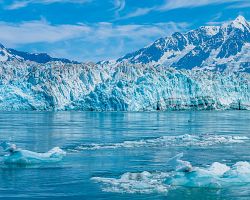 Hra modrých a bílých odstínů na čelní stěně aljašského ledovce Hubbard