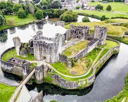 Caerphilly Castle – jeden z největších britských hradů s působivými vodními příkopy ve Walesu