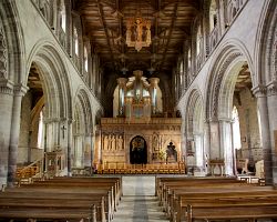 Interiér monumentální katedrály sv. Davida v nejmenším velšském městě St. David's