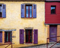 Barevné fasády francouzského městečka Clisson