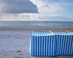 Stylové pruhované přístřešky na pláži v La Baule na francouzském pobřeží Atlantiku