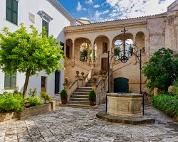 Historické patio v srdci menorského města Ciutadella