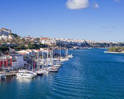 Luxusní lodě v zálivu Port de Maó v hlavním městě Mahón na Menorce