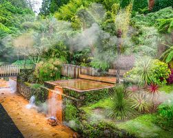 Magická atmosféra přírodních termálních lázní Poça da Dona Beija na azorském ostrově São Miguel