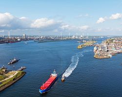 Nizozemský přístav IJmuiden s největší plavební komorou světa