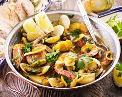 Cataplana – typický portugalský pokrm v Algarve dušeného masa, mořských plodů a zeleniny