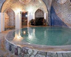 Stylový interiér termálních sirných lázní v gruzínské metropoli Tbilisi – ideální místo k odpočinku…