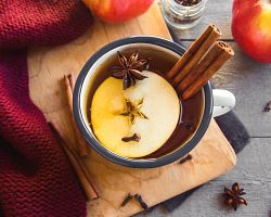 Horká kořeněná jablečná šťáva – typický podzimní nápoj lotyšských kaváren v Rize