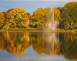 Podzimně laděný lázeňský park v litevském městě Druskininkai