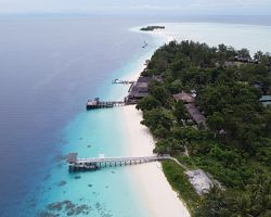 Pohled na bělostné pláže ostrova Mataking v Malajsii