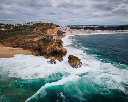 Ohromující síla oceánu v portugalském městečku Nazaré