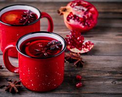 Horký granátový nápoj jako typická zimní specialita Arménie