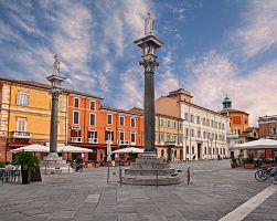 Klidné náměstí Piazza del Popolo v italském městě Ravenna