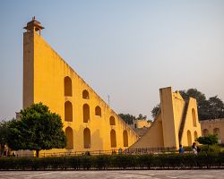 Sluneční hodiny v astronomické observatoři Džantar Mantar v Džajpuru v Indii