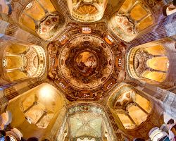 Interiér baziliky San Vitale se starověkými byzantskými mozaikami v italské Ravenně