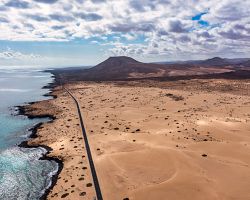 Pohled na písečné duny přírodního parku Dunas de Corralejo na kanárském ostrově Fuerteventura