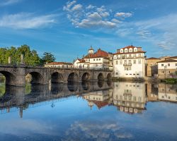Kamenný Trajánův most přes řeku Tamega v historickém Chaves v severním Portugalsku