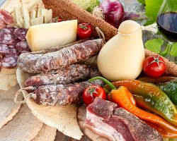 Typické domácí rustikální produkty z hor na Sardinii v Itálii