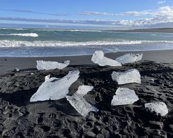 Kusy ledu vyplavené na Diamantové pláži na pobřeží Islandu