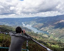 Panorama údolí Gerês z vyhlídky Miradouro da Pedra Bela v severním Portugalsku