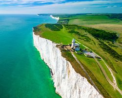 Působivé bílé křídové útesy Seven Sisters v jižní Anglii