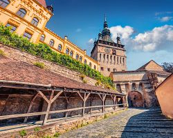 Radniční věž s orlojem města Sighișoara v Transylvánii v Rumunsku