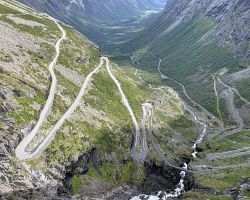 Serpentiny věhlasné Trolí stezky (Trollstigen) v Norsku
