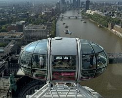 Výhled z kabiny London Eye na Temži a Londýn v Anglii
