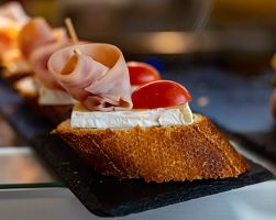 Baskické pintxos k ochutnání v Bilbau ve Španělsku