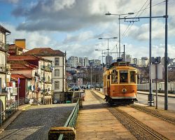 Jízda historickou tramvajovou linkou č. 1 ve městě Porto v Portugalsku