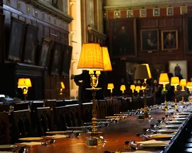 Jídelna, kterou znáte z Harry Pottera