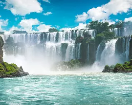 Ohromující vodní masa vodopádů Iguaçu vám vezme dech…
