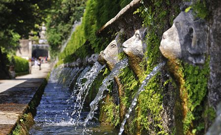 Jedna ze stovek fontán v Tivoli