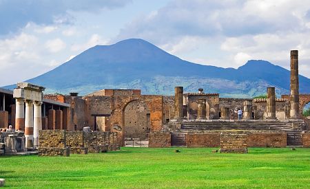 Pompeje a sopka Vesuv v pozadí