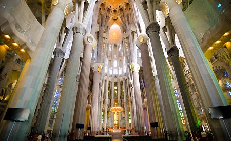 Interiér Gaudího katedrály Sagrada Familia