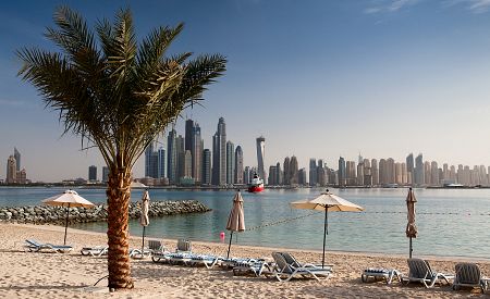 Odpočinek a koupání na veřejné pláži v Dubaji