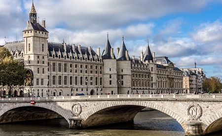Budova Justičního paláce v Paříži