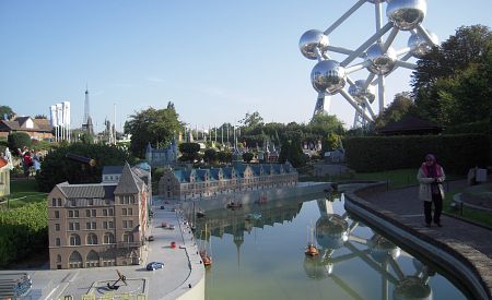 V parku Mini-Evropa uvidíte přes 300 zmenšenin nejznámějších památek, naopak Atomium představuje zvětšený model krystalové mřížky železa
