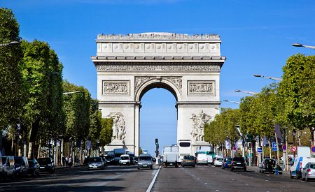 Bulváru Champs-Élysées vévodí Vítězný oblouk