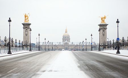 Invalidovna a Most Alexandra III. po sněhovou pokrývkou