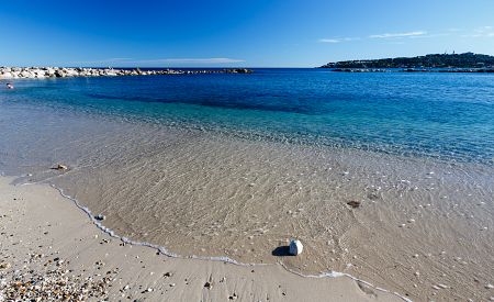 Nádherné pláže v okolí městečka Antibes