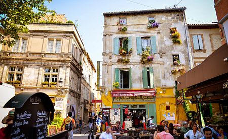 Náměstí v Arles s místní atmosférou