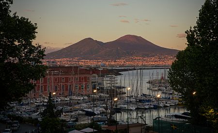 Neapolský  přístav s výhledem na Vesuv
